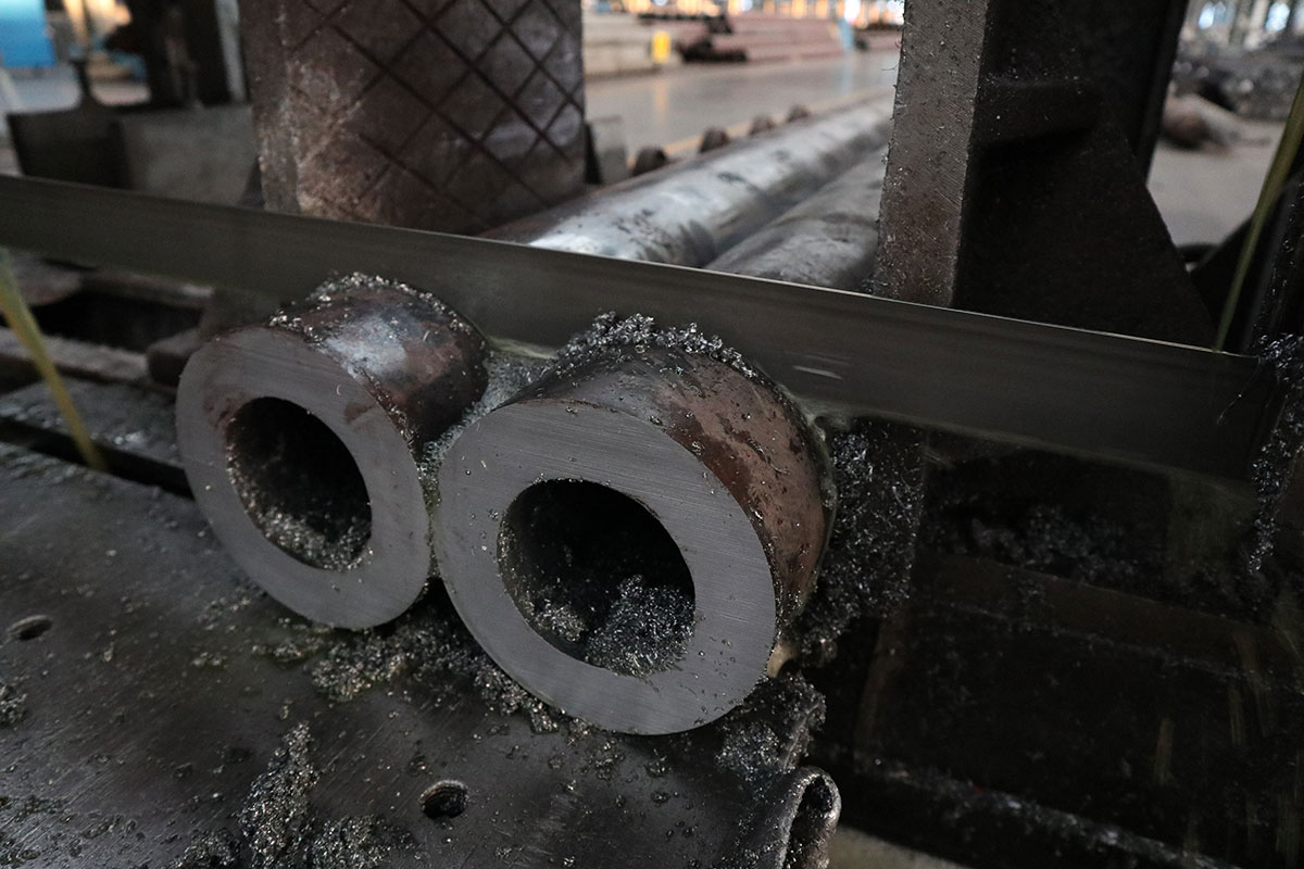 High-quality saw blade for cutting 12MnMoV thick-walled pipes