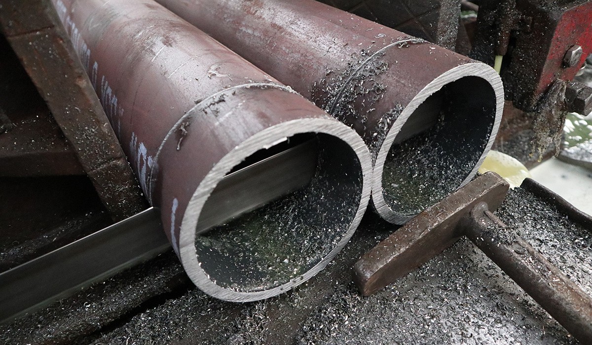 Sawing large-diameter thick-walled pipes in a processing plant in Shandong Sawing large-diameter thick-walled pipes in a processing plant in Shandong