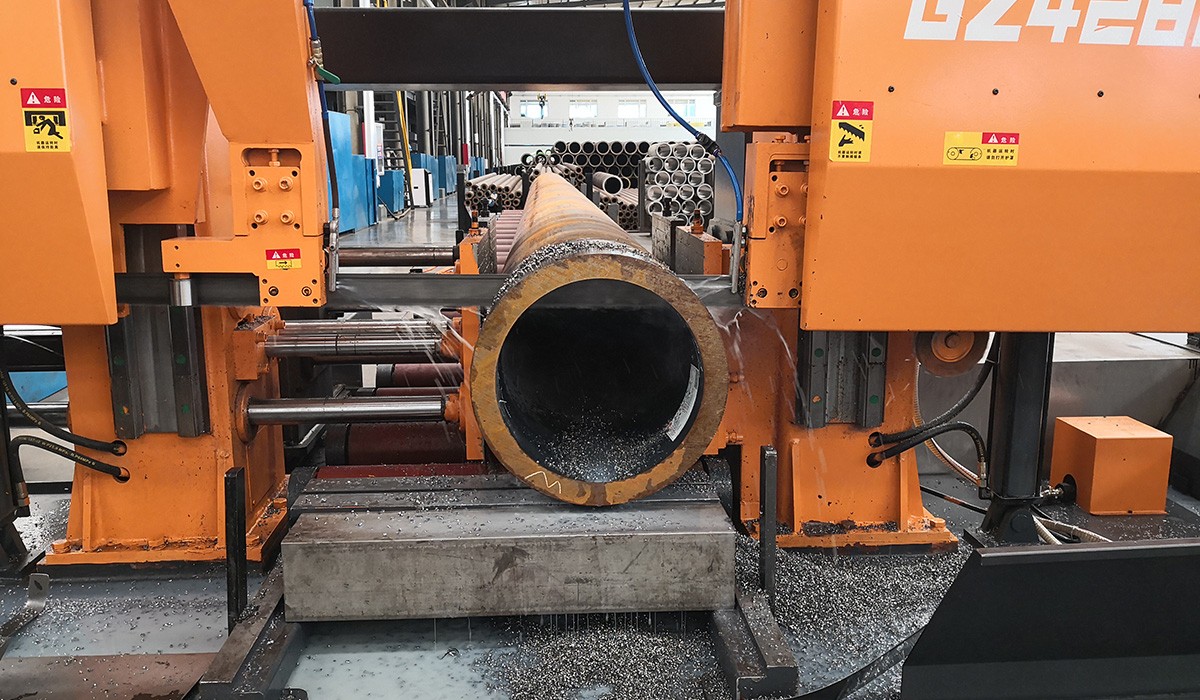 Sawing large-diameter thick-walled pipes in a processing plant in Hebei Sawing large-diameter thick-walled pipes in a processing plant in Hebei