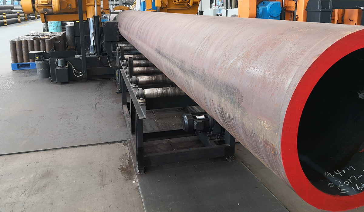 Sawing large-diameter thick-walled pipes in a processing plant in Zhejiang Sawing large-diameter thick-walled pipes in a processing plant in Zhejiang