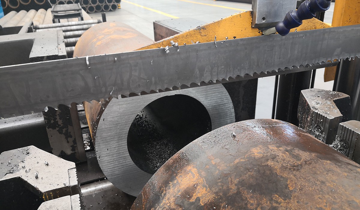 Sawing large-diameter thick-walled pipes in a processing plant in Guizhou Sawing large-diameter thick-walled pipes in a processing plant in Guizhou