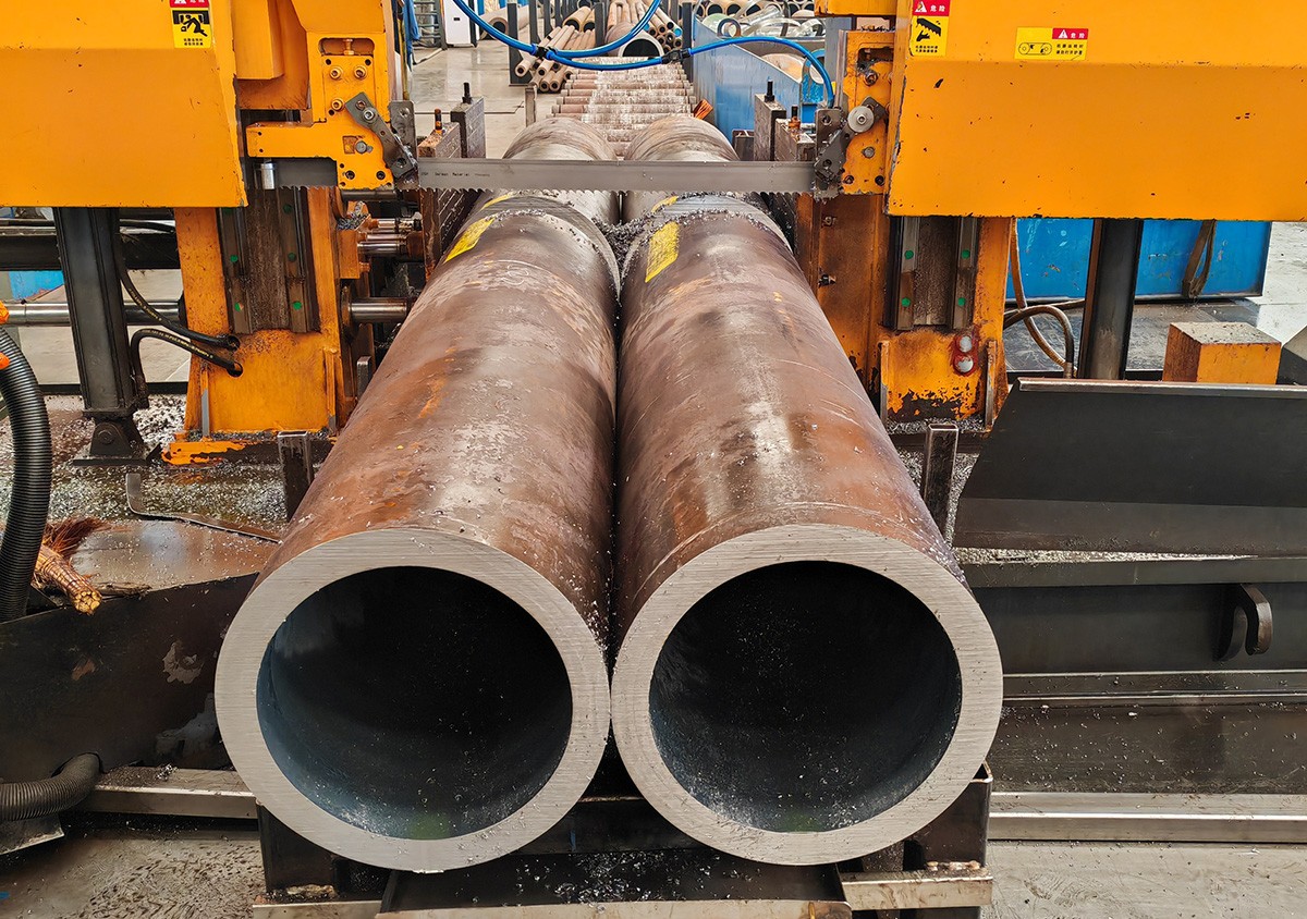 Sawing large-diameter thick-walled pipes in a processing plant in Henan Sawing large-diameter thick-walled pipes in a processing plant in Henan