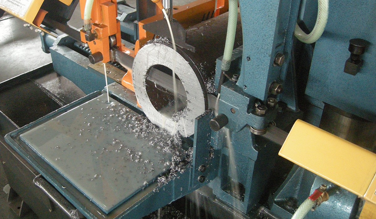 Sawing large-diameter thick-walled pipes in a processing plant in Shanxi Sawing large-diameter thick-walled pipes in a processing plant in Shanxi