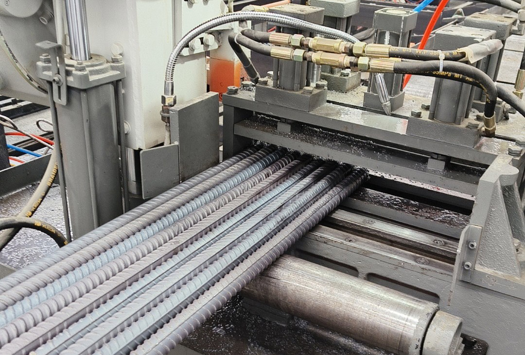 Special saw blades with double-edged teeth for cutting steel bars