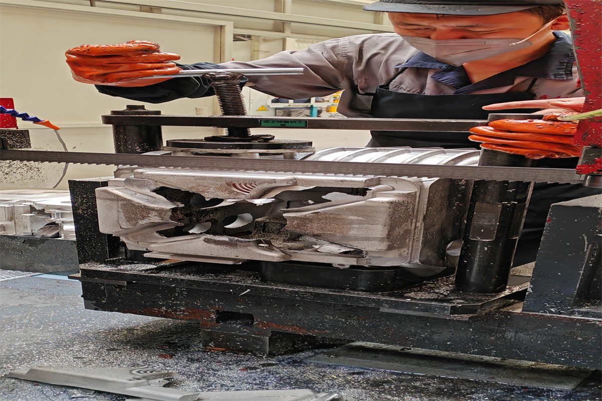 Sawing the cylinder head of a car engine